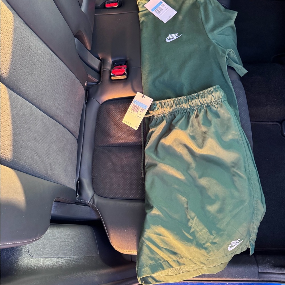 Nike Green T-Shirt and Shorts Set sz medium